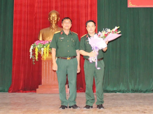 Đại tá Hoàng Văn Hữu (trái) khi còn công tác tại Cao Bằng (ảnh báo Cao Bằng).