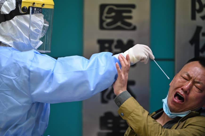 Một người đàn ông được nhân viên y tế lấy mẫu thử Covid-19 ở thành phố Vũ Hán, Trung Quốc.