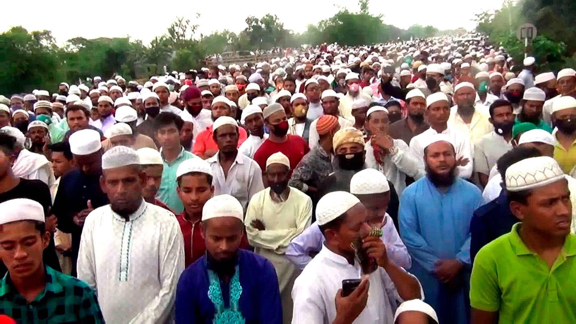 Hơn 10 vạn người tham gia tang lễ của một lãnh tụ Hồi giáo tại Bangladesh (ảnh: CNN)