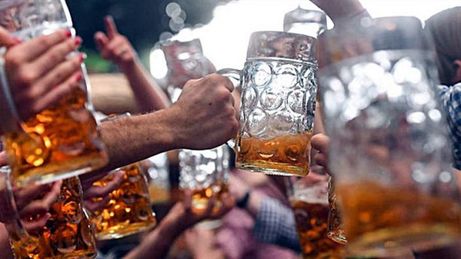 Trong mùa dịch Covid-19, nhóm cán bộ lại tập trung ăn nhậu. Ảnh minh họa