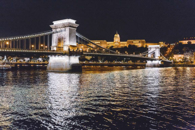 Cầu Széchenyi, Hungary: Nằm ở thành phố Budapest, cây cầu được khánh thành vào năm 1849 và là cây cầu đá vĩnh cửu đầu tiên được xây dựng để kết nối Pest và Buda, hai thành phố được sáp nhập thành thủ đô của Hungary ngày nay.

