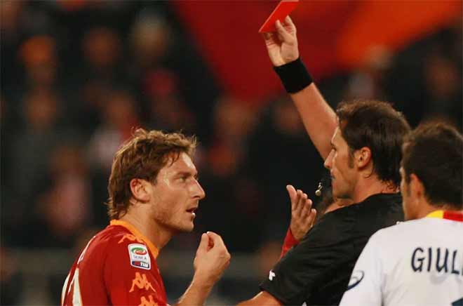 "Vua thẻ đỏ" Totti 16 lần bị đuổi: "Hoàng tử thành Rome" cũng hóa "tội đồ" - 1