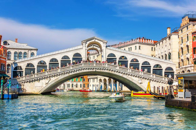Cầu Rialto, Italia: Nếu bạn từng xem những bức ảnh hay tranh về đường phố ở Venice, bạn có thể đã thấy cây cầu Rialto. Công trình này được xây dựng cách đây 400 năm và hiện là một trong những địa điểm du lịch hấp dẫn nhất thành phố.

