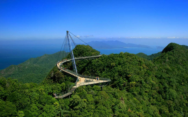 Cầu Langkawi Sky, Malaysia: Với chiều dài 125m và nằm ở độ cao 700m so với mực nước biển, cây cầu ở Langkawi là một trong những đài quan sát đẹp nhất ở Malaysia. Từ đây, du khách có thể chiêm ngưỡng thác nước và rừng phía dưới.
