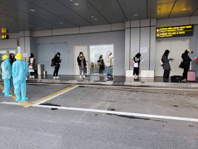 Những hành khách trên chuyến bay đưa công dân Việt Nam từ Anh về nước đã hạ cánh xuống sân bay Vân Đồn (Quảng Ninh) với 93 hành khách hôm 15-4 - Ảnh: CTV