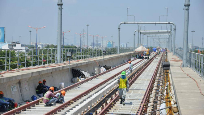 Công nhân trên công trường metro làm việc giữa cái nắng gay gắt.