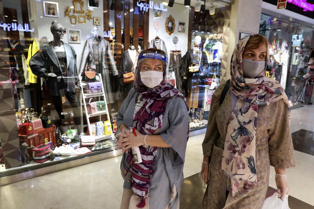 Những người phụ nữ đi mua sắm tại một trung tâm thương mại ở Iran (ảnh: AP)