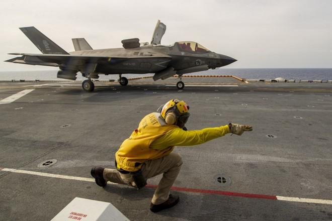 Tiêm kích F-35B Lightning II cất cánh trên tàu USS America. Ảnh: US INDOPACOM