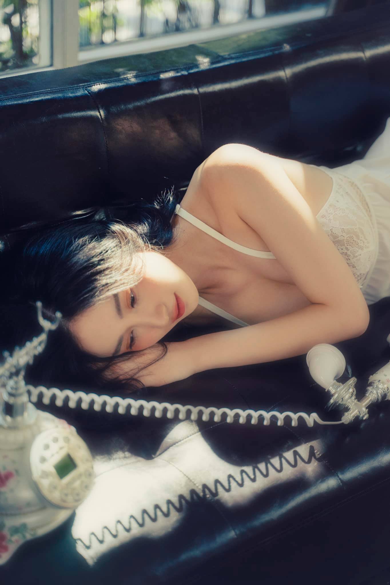 "Cô bé trà sữa Việt" đẹp tới "nghẹt thở" trong bộ hình váy ngủ - 1