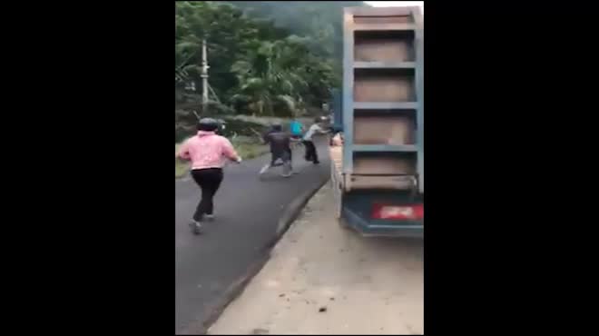 Vụ phá ô tô "náo loạn" ở Hòa Bình: Nguyên nhân tranh chấp đất