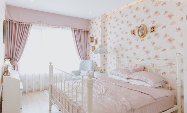 Phòng ngủ của Chi Pu. Nữ ca sĩ thiết kế căn hộ phong cách như &#34;cổ tích&#34;, có pha chút hơi hướng phương Tây cổ điển.