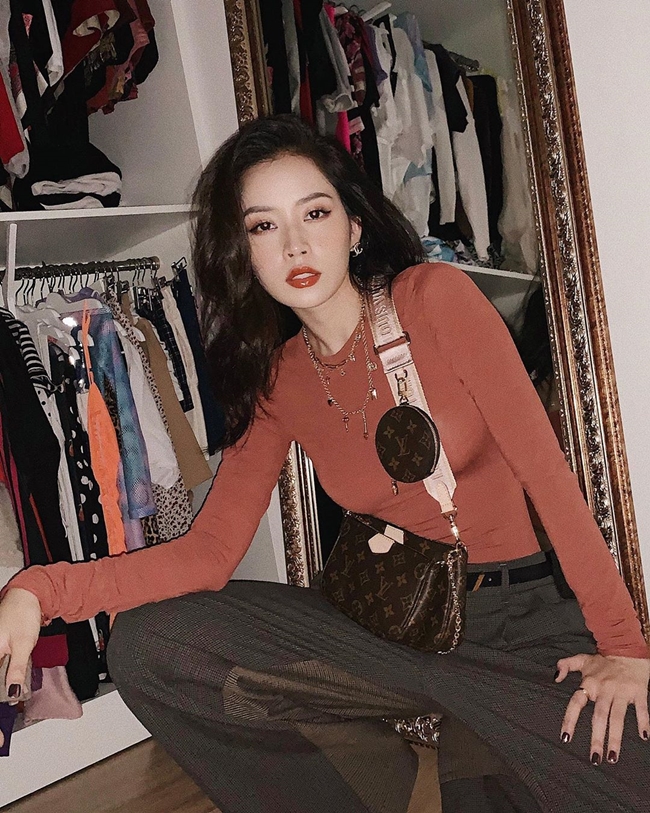Một góc tủ để trang phục đi diễn, mặc nhà, đi chơi của nữ ca sĩ.