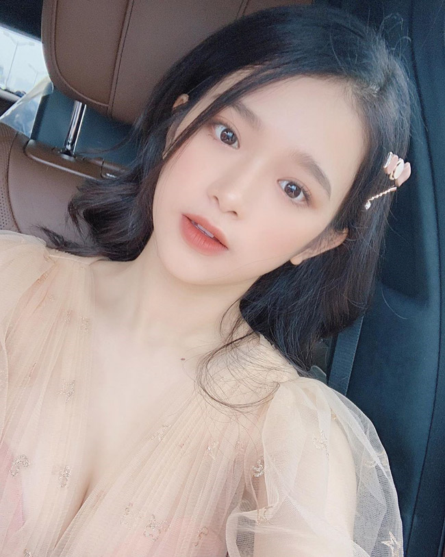 Trước nhiều tin đồn phẫu thuật thẩm mỹ, Linh Ka phản ứng: "Cái gì lớn quá cũng khổ. Mấy anh chị nói độn này độn kia kỳ quá. Nói thật Linh muốn mình tự nhiên chứ không đụng dao kéo gì hết."