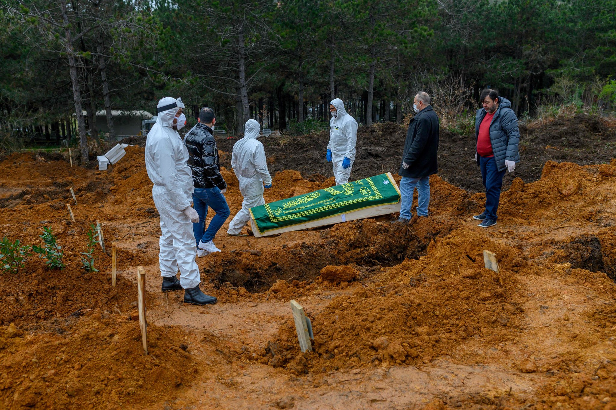 Chôn cất người tử vong do Covid-19 tại Thổ Nhĩ Kỳ (ảnh: NY Times)