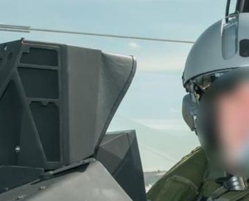 Lần đầu ngồi máy bay tiêm kích trong ngày sinh nhật, người đàn ông bấm nhầm nút và cái kết nhớ đời - 1