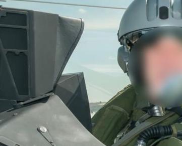 Lần đầu ngồi máy bay tiêm kích trong ngày sinh nhật, người đàn ông bấm nhầm nút và cái kết nhớ đời - 2