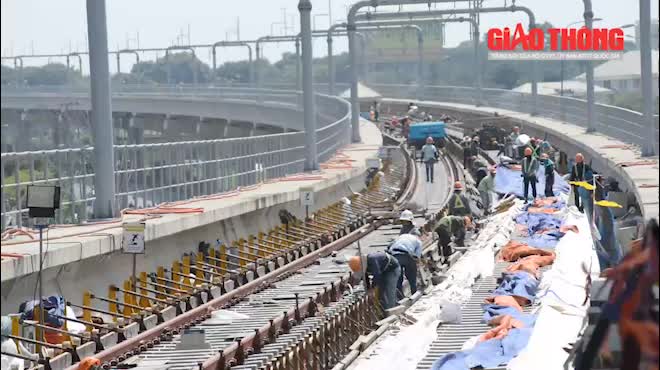 Cận cảnh công nhân tuyến metro số 1 TPHCM "đua tốc độ" dưới nắng bỏng rát