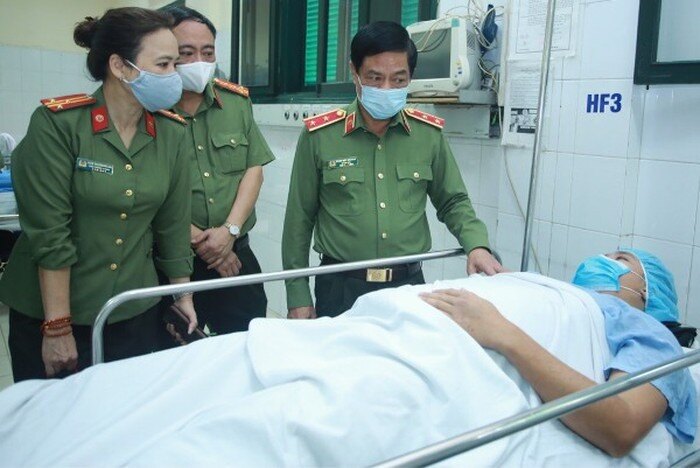 Giám đốc Công an TP Hà Nội thăm, động viên Trung úy Trần Tuấn Anh bị thương trong khi làm nhiệm vụ.