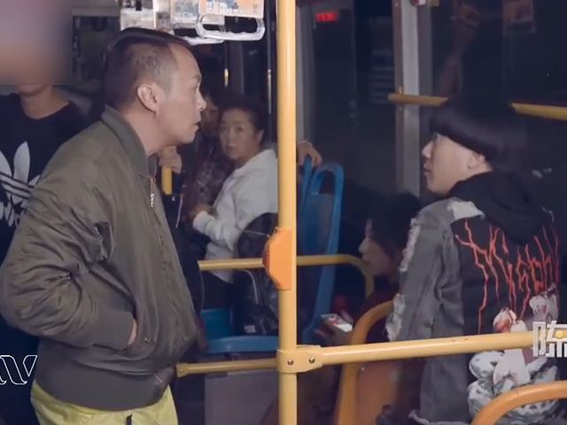 Video Clip Cười - Thanh niên trêu gái trên xe buýt gặp ngay "trai cứng"