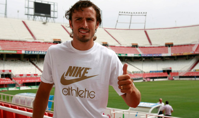 Cầu thủ người Tây Ban Nha, Antonio Puerta cũng mãi mãi ra đi do bị trụy tim ngay trên sân cỏ