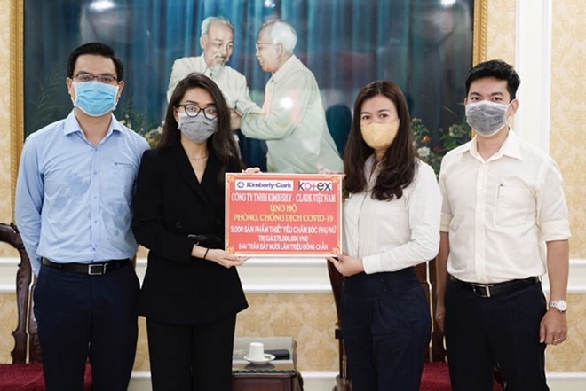 Đại diện của Kotex Việt Nam (đứng bên trái) trao tặng biểu trưng 5.000 phần quà tới đại diện Ủy ban Trung ương Mặt trận Tổ quốc Việt Nam.