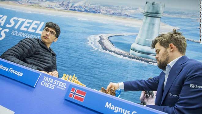 Alireza Firouzja (trái) đánh bại Magnus Carlsen (phải) hôm 16/4