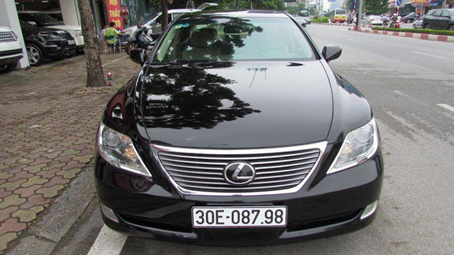 Mẫu xe sang cỡ lớn Lexus LS 460 đời 2007 - 2009 đang được một số đại lý xe cũ trên đường Lê Văn Lương, Hà Nội chào bán với mức giá từ 1 đến 1,150 tỷ đồng