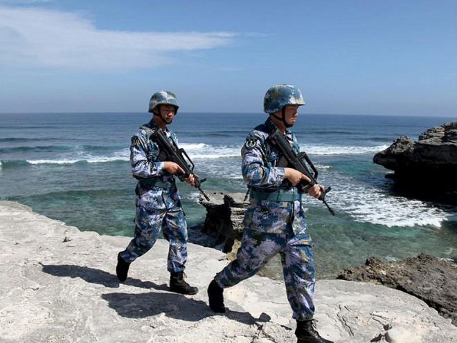 Lính Trung Quốc xuất hiện trái phép trên đảo Phú Lâm, Hoàng Sa (của Việt Nam) vào tháng 1-2016. Ảnh: REUTERS