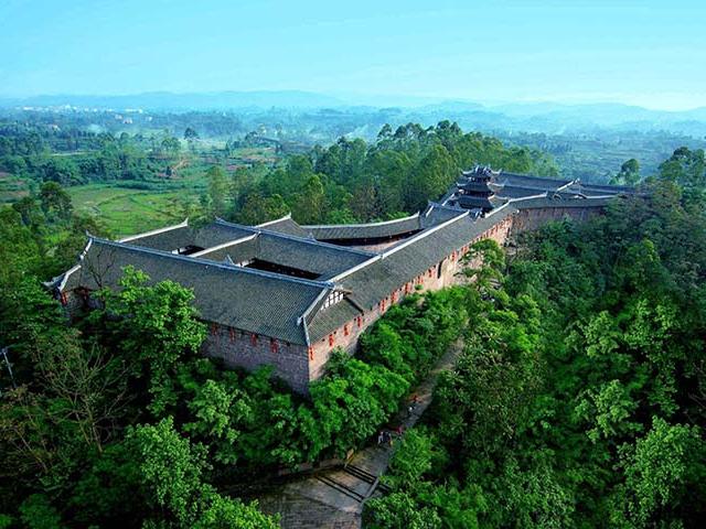 Du lịch - Dinh thự cổ bí ẩn như pháo đài, nằm sâu trong rừng khiến ai cũng hiếu kỳ