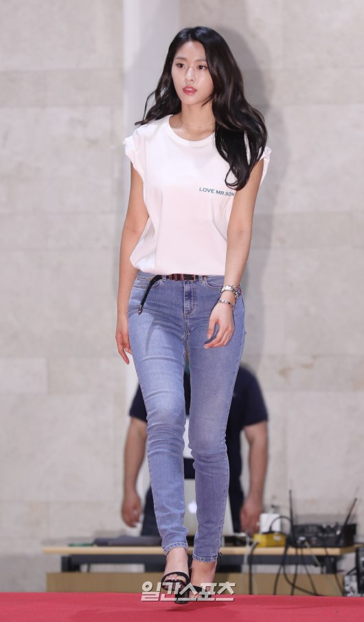 Cô gái mặc quần jean đẹp nhất Hàn Quốc, thường bị đàn ông quấy rầy vì quá quyến rũ - 5