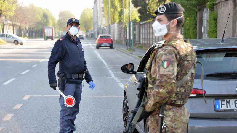 Lực lượng quân đội và an ninh làm nhiệm vụ kiểm soát chống dịch Covid-19 ở gần thành phố Milan, miền bắc Italia, hôm 8/4. Ảnh: EPA