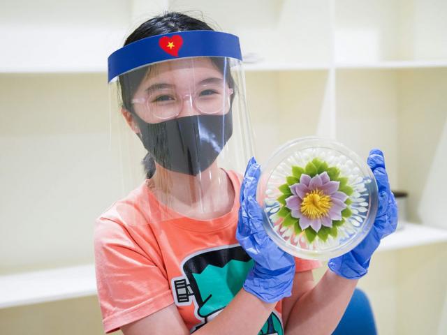 Bạn trẻ - Cuộc sống - Thức đêm làm hàng trăm chiếc bánh thạch 3D tặng bác sĩ, bộ đội biên phòng