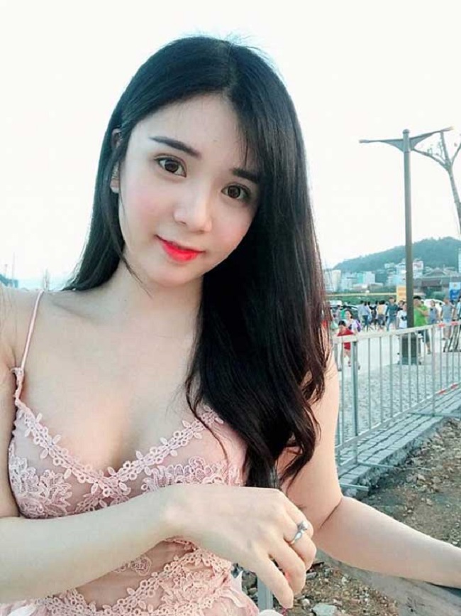 Bên cạnh các hoa hậu, Thanh Bi cũng ủng hộ phong trào mặc "thả rông" vòng 1. Tuy nhiên, cô nhấn mạnh chị em cần phải mặc một cách tinh tế. 