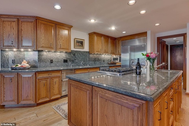 Biệt thự gần hồ của ông trùm "Bố già" được rao bán giá 5,5 triệu USD - 8