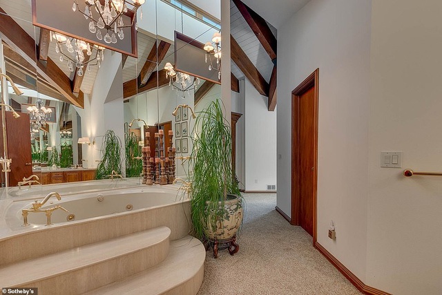 Biệt thự gần hồ của ông trùm "Bố già" được rao bán giá 5,5 triệu USD - 3