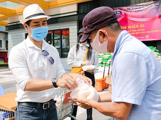 Đời sống Showbiz - ATM gạo gây tranh cãi, MC Nguyên Khang làm từ thiện theo cách này
