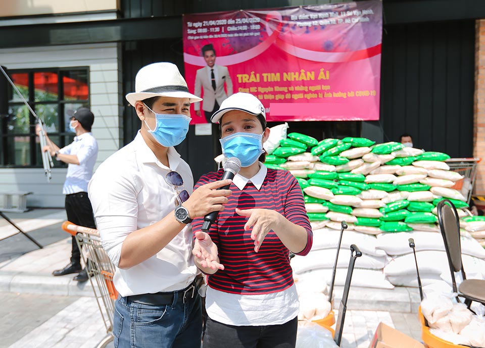 MC Nguyên Khang và Cát Tường tại buổi phát quà cho người dân