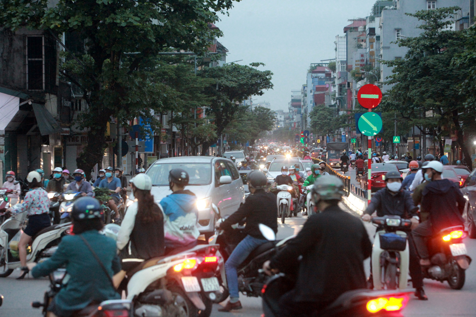 Theo ghi nhận của phóng viên một số tuyến phố như Nguyễn Lương Bằng, Tây Sơn, Tôn Đức Thắng (Đống Đa), người dân đổ ra đường đông đúc khiến các tuyến phố ùn tắc.