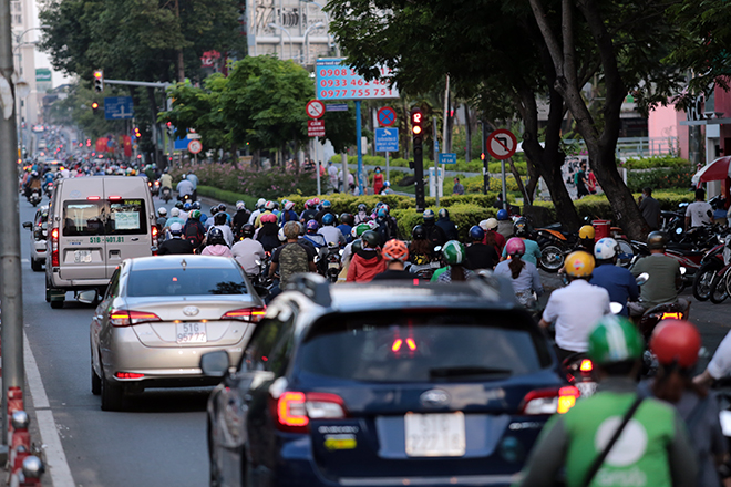 Ảnh: Đường phố TP.HCM trước thời điểm “xuống” nhóm nguy cơ dịch bệnh Covid-19 - 7