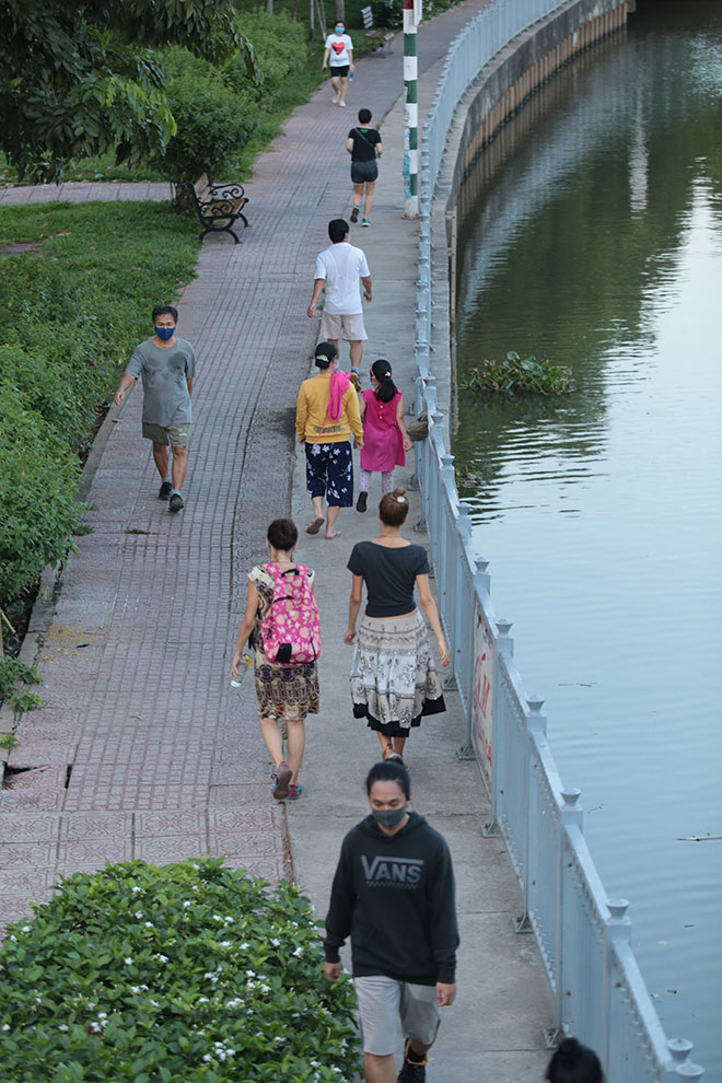 Ảnh: Đường phố TP.HCM trước thời điểm “xuống” nhóm nguy cơ dịch bệnh Covid-19 - 11