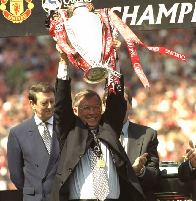 Sir Alex Ferguson nâng cao chức vô địch Premier League 1999/2000, chức vô địch sớm nhất trong 13 lần ông đăng quang cùng MU