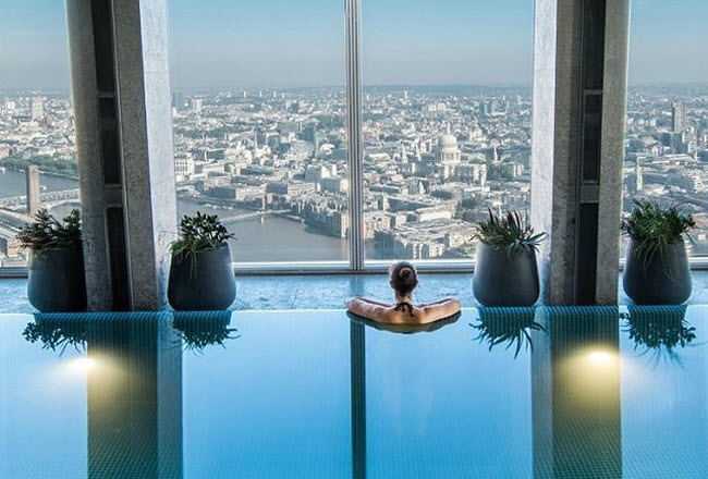 Shangri-La, Anh: Từ bể bơi trong nhà trên khách sạn Shangri-La, du khách có thể chiêm ngưỡng toàn cảnh  thành phố London.
