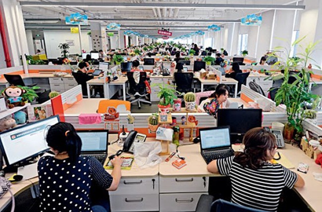 Cổ phiếu của công ty Pinduoduo&nbsp;giao dịch hôm 20/4/2020 ở mức 50,11 USD tức giúp đại gia Colin Huang tăng tài sản thêm 2,9 tỷ USD.