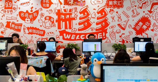 Vị đại gia khiến nhiều người choáng này là tỷ phú Colin Huang hay có tên là Colin Zheng&nbsp; Huang &#40;chủ công ty thương mại điện tử Pinduoduo Trung Quốc&#41;. Hôm 20/4, giá cổ phiếu của công ty này đã tăng 12,7% trong phiên giao dịch tại sàn Nasdaq, Mỹ.