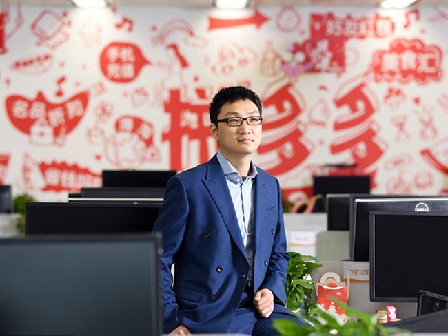 Colin Huang có bằng thạc sĩ của Đại học Wisconsin, học về chuyên ngành khoa học máy tính.