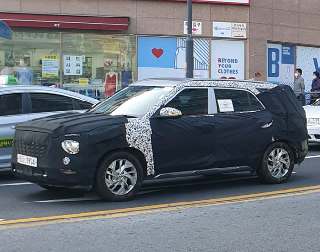 Hyundai Creta bản 7 chỗ xuất hiện trên phố cùng lớp ngụy trang - 1