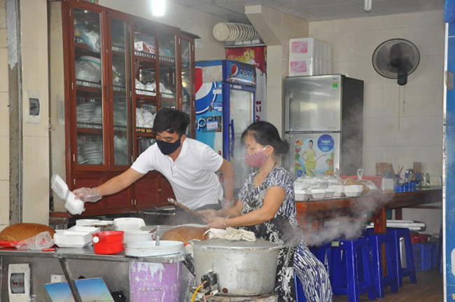 Cửa hàng bánh cuốn nóng Bà Huyền tại “phố ẩm thực Nghĩa Tân" từ sáng đến giờ phục vụ khoảng hơn 200 suất bánh cuốn nóng, gấp đôi những ngày trước.
