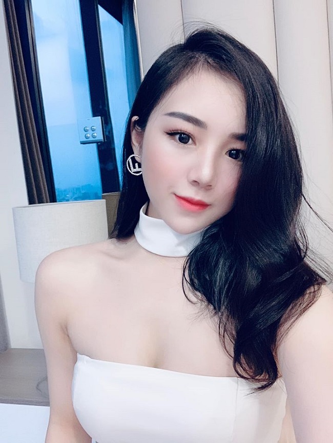 Hot girl Nhã Tiên gợi cảm chẳng kém cạnh hội chị em khi diện mốt quây ngực. 