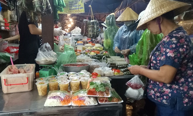 Người mua đứng xếp hàng chờ đến lượt thanh toán