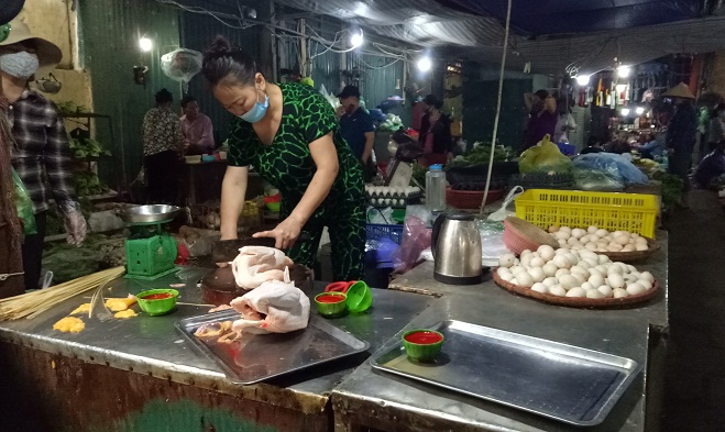 Nhiều người mua gà nhưng thường gọi điện thoại đặt làm trước